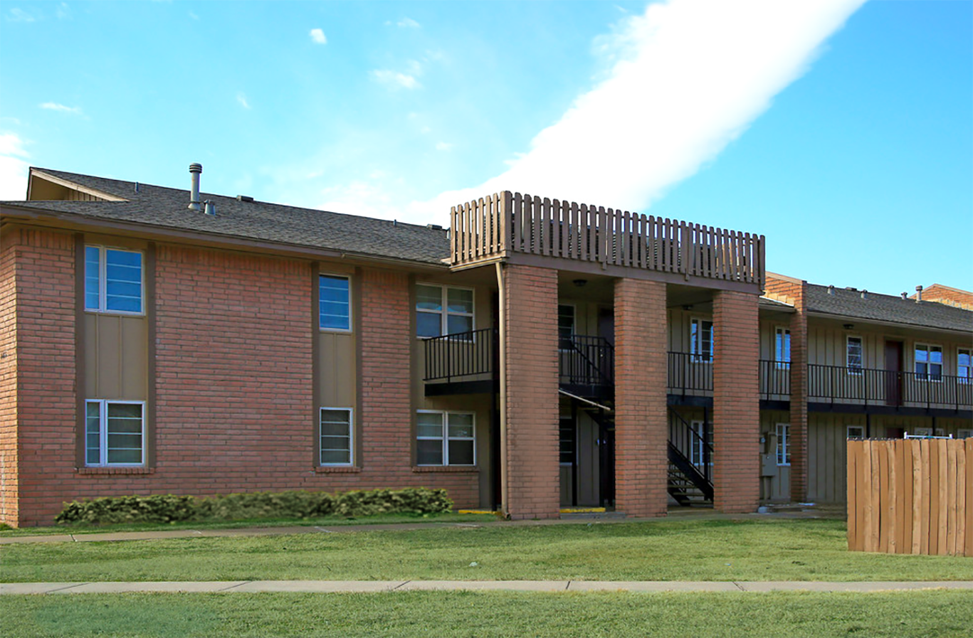 this is a photo of the courtyard at harvard square apartments in dallas, tx